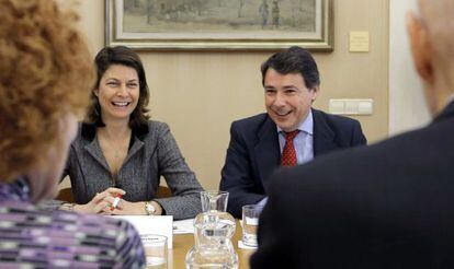 El presidente de Madrid, Ignacio Gonz&aacute;lez, y la consejera de Educaci&oacute;n, Luc&iacute;a Figar, durante su reuni&oacute;n con expertos en Historia de Espa&ntilde;a. 
 
 
 .