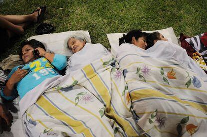 Una familia duerme en un parque en Guayaquil.