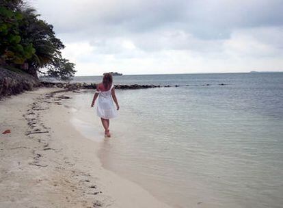 Paseo por las solitaria playa de la media naranja, Islas del Rosario, caribe colombiano