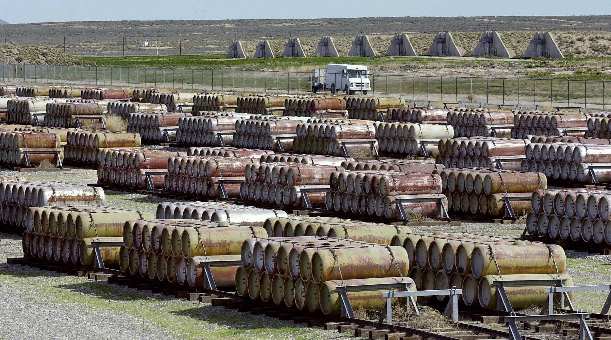 Una imagen de archivo de 2001 de un almacén de Utah con contenedores de sustancias tóxicas para armas químicas.