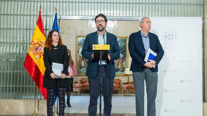 El secretario de Estado de Empleo, Joaquín Pérez-Rey, junto a Alba Catalán y Ricardo Morón, antes de la reunión con sindicatos y empresarios, este jueves en Madrid.