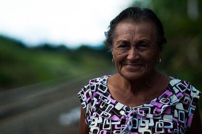 Leonila Vázquez Alvízar fundó, en su pueblo natal, La Patrona (Veracruz), un grupo de mujeres que dedican su día apoyar a migrantes centroamericanos que viajan en tren rumbo al norte del país cuyo destino final es cruzar la frontera a EE UU. Dos décadas después, a sus 82 años todavía sigue al pie de las vías repartiendo agua y alimentos.