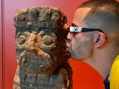 El artista Pepx Romero besa a una pieza prehispánica en el Museo Nacional de Antropología como parte del performance  'Mexique 2022'