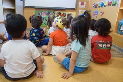 Aula de infantil de dos años en un colegio público de Valencia.