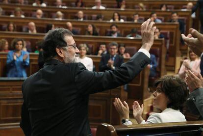El presidente del gobierno Mariano Rajoy, saluda tras intervenir ante el pleno del hemiciclo del Congreso.