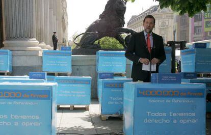 Mariano Rajoy, davant el Congrés, l'any 2006, amb les firmes recollides pel PP contra l'Estatut de Catalunya.