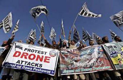 Imagen de varias personas en Pakistán que corean consignas durante una manifestación contra ataques de aviones espía estadounidense. EFE/Archivo