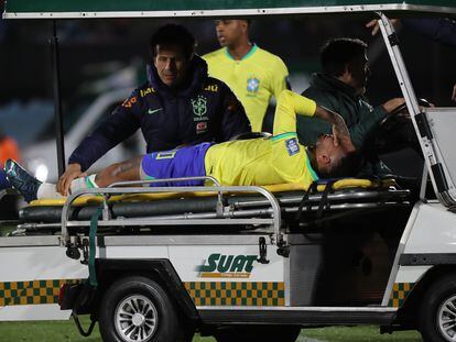 Neymar saliendo en camilla durante el encuentro entre Uruguay y Brasil.