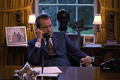 Richard Nixon, protagonista del <i>escándalo Watergate,</i> en el Despacho Oval de la Casa Blanca durante su mandato (1969-1974).