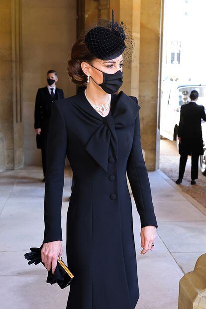 Kate Middleton repitió un vestido de Roland Mouret que ya había lucido en 2018 y lo acompañó con un abrigo con lazada.