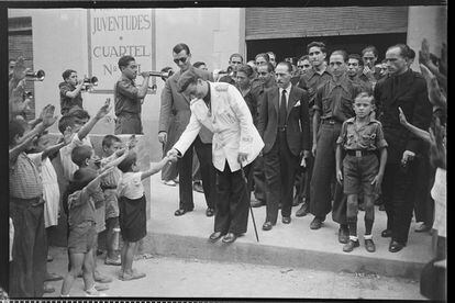 Antonio F. Correa Véglison, gobernador civil de Barcelona y jefe provincial del Movienta, en la fiesta mayor del barrio de Collbanc, Barcelona (1941).
