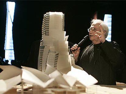 El arquitecto canadiense Frank Gehry, junto a la maqueta del edificio que construirá en Barcelona.