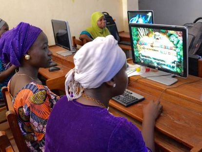 Grupo de beneficiarias del programa de empancipación de la mujer en una de las clases de informática.