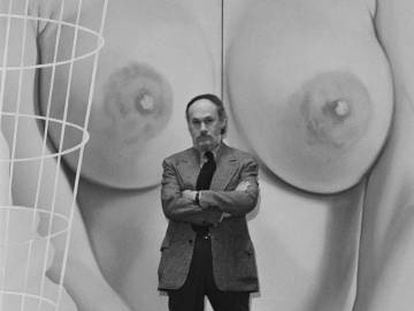 El diseñador gráfico Art Paul, en 1971.