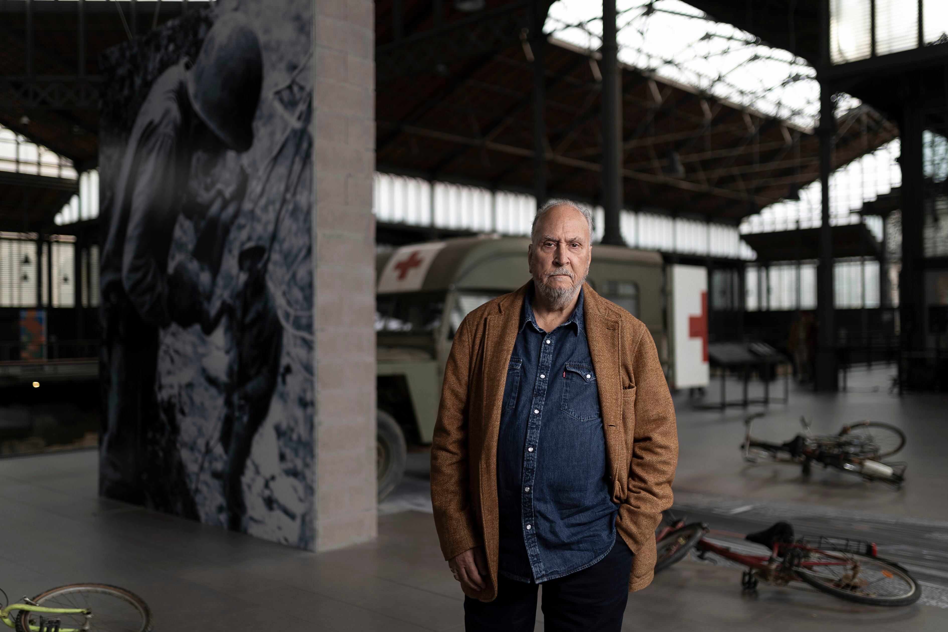 La ambulancia militar y el huevo: Francesc Torres despliega la guerra en una impactante instalación en El Born CCM de Barcelona