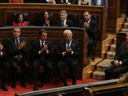 Los expresidentes del Gobierno Rajoy, Zapatero, Aznar y González aplauden a los reyes Juan Carlos y Sofía en la conmemoración del 40º aniversario de la Constitución.