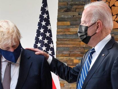 Johnson y Biden conversan durante su encuentro en Cornuelles (Reino Unido), este jueves.