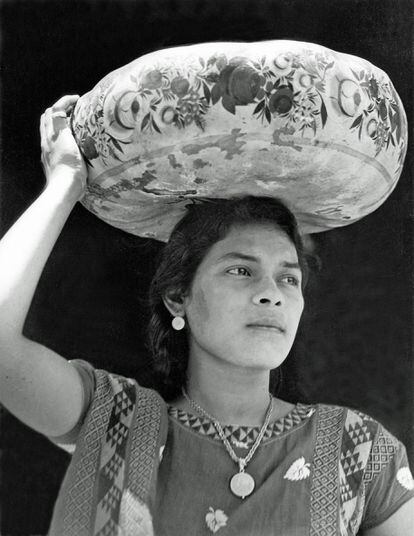 'Mujer con jícara en la cabeza' (1929), otra de las fotografías más famosas de las que tomó Modotti, de la que solo se conservan unas 400.