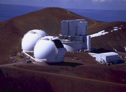 El telescopio japonés Subaru, al fondo, y los dos Keck gemelos estadounidenses, delante, en el observatorio de Mauna Kea (Hawai).