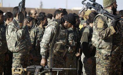 Miembros de milicias kurdo-&aacute;rabes se preparan este s&aacute;bado para combatir al ISIS a las afueras de Raqa (Siria).