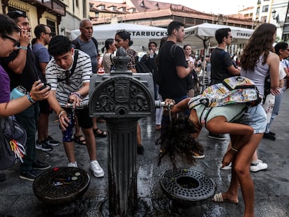 Unos jóvenes se refrescan en una fuente de Madrid el pasado 9 de agosto, durante una de las dos olas de calor registradas el mes pasado.