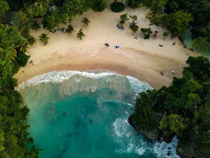 Vista aérea de la playa de Frenchman’s Cove en Port Antonio, en el noreste de Jamaica.