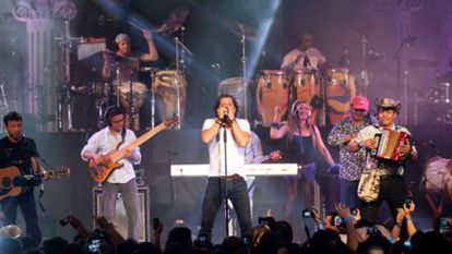 Carlos Vives durante un concierto.
