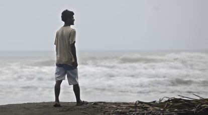 El joven Jairo Mora pasea por la playa.