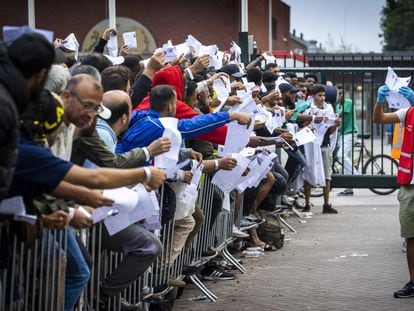 Demandantes de asilo este verano en Ter Apel, en Países Bajos, donde los servicios de acogida también han colapsado, como en Bélgica