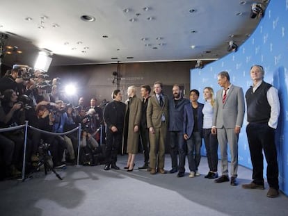 El equipo de la película de Wes Anderson (sexto por la derecha), en el Festival de Cine de de Berlín.