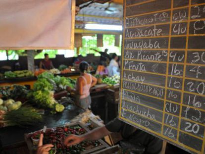 Una tabla de precios en un mercado de La Habana.