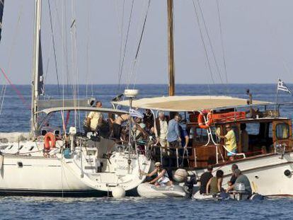 Activistas propalestinos embarcan rumbo a Gaza, el viernes en Creta.