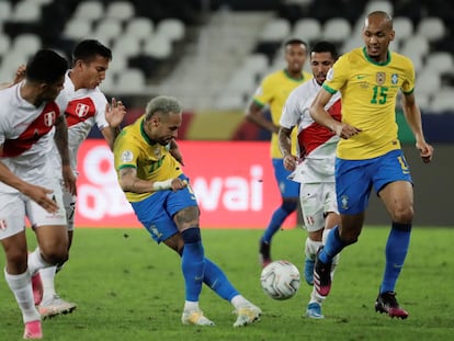 Neymar patea el balón de rabona