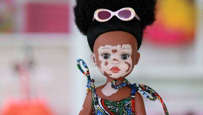 Una de las muñecas con vitíligo de Sibahle.