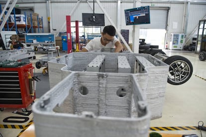 Los chasis son producidos por una impresora 3D que agiliza la fabrica- ción, pero tienen que ser retocados a mano para reducir la impresión tosca que le da la máquina.