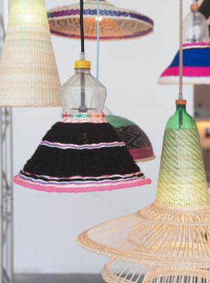 Varias lámparas que se exhiben en "El mejor diseño del año", dentro del Fastfed.