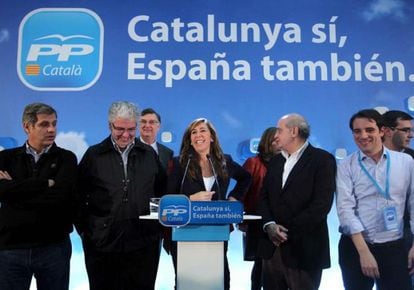 La candidata del PP a la Generalitat, Alicia Sánchez Camacho, rodeada de su equipo