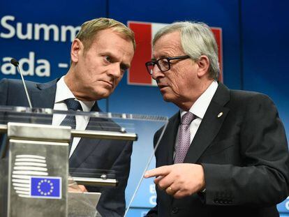 Donald Tusk (izquierda) y Jean-Claude Juncker, presidentes respectivos del Consejo y de la Comisi&oacute;n Europea, el 30 de octubre. 
