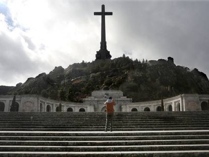 Un turista observa la gran cruz de 130 metros en el Valle de los Caídos. 
 