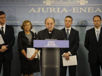 Monseñor Uriarte lee el informe sobre vulneración de derechos humanos en Euskadi.