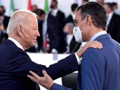 El presidente de EE UU, Joe Biden, hacía, en octubre, un gesto amistoso al presidente Sánchez durante la reunión del G-20 en Roma.