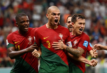 Pepe celebra, junto a sus compañeros, el segundo gol de Portugal.