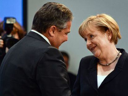 Gabriel, l&iacute;der de los socialdem&oacute;cratas, felicita a Merkel por su cumplea&ntilde;os, el pasado 17 de julio.