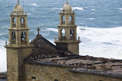 Cubierta destruida por el fuego en el santuario de Muxía.