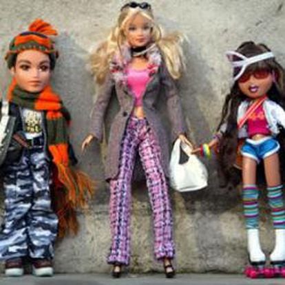 Muñecas Bratz con una Barbie