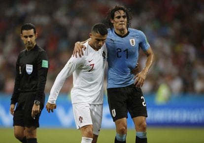 El portugués Cristiano Ronaldo acompaña al lesionado Edinson Cavani.