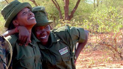 Dos de las jóvenes que participan en un programa para evitar la caza furtiva de animales en Kenia.