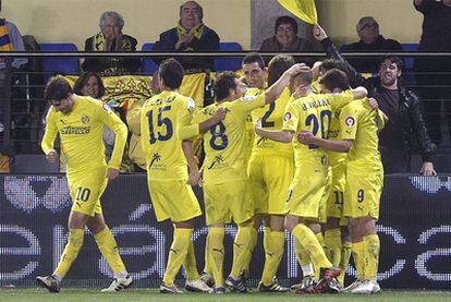 Los jugadores del Villarreal celebran el tercer gol del partido.