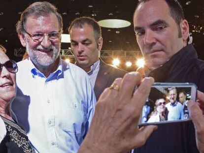 El president del Govern espanyol, Mariano Rajoy, amb un simpatitzant a la campanya del 27-S.