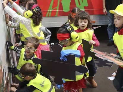 Ni&ntilde;os en uno de los stands de la feria